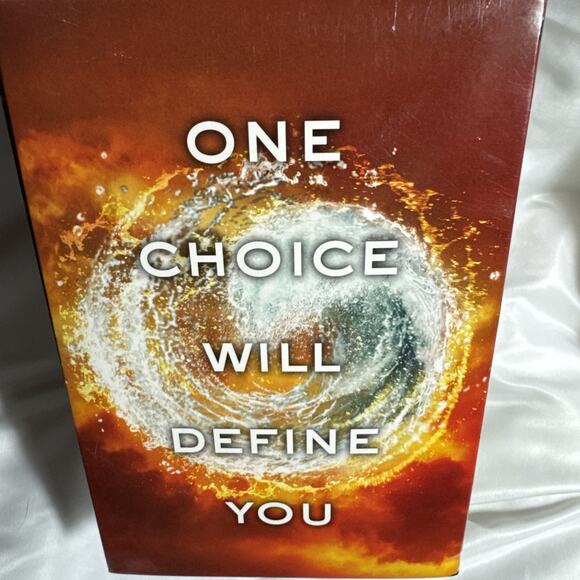 Divergent Series Box Set With Extra Booklet Hardback Veronica Roth NEW - Picture 3 of 8